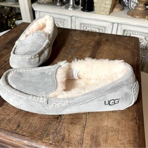 Ugg grey suede leather slippers Womens 6 fits 5 1/2 shearing fur lined